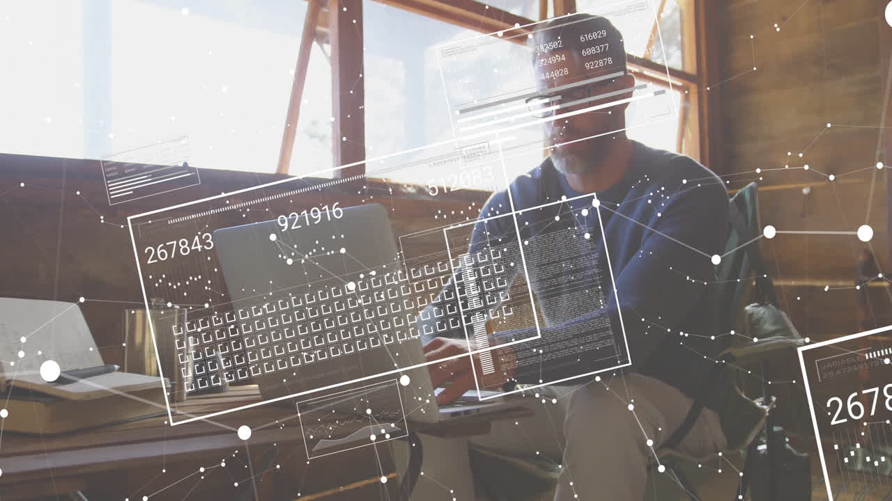 노트북을 사용하는 고위 백인 캐주얼 사업가에 대한 네트워크의 애니메이션과 데이터 처리