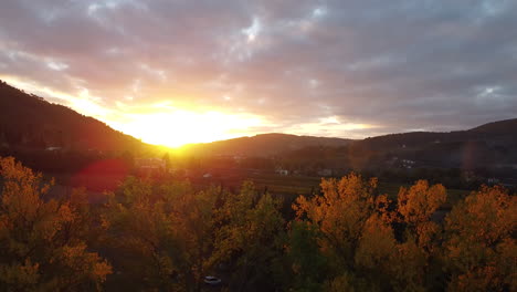 vista aérea descendente de la provincia de toscana, campo italiano verdes colinas cubiertas de viñedos puesta de sol en un día nublado