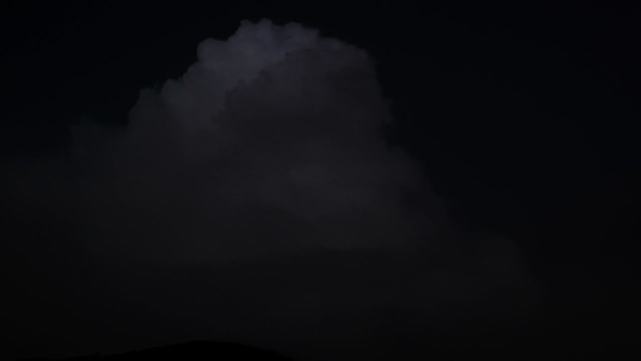 아름다운 번개와 밤의 구름