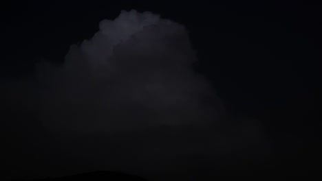 schöne blitze und wolken in der nacht