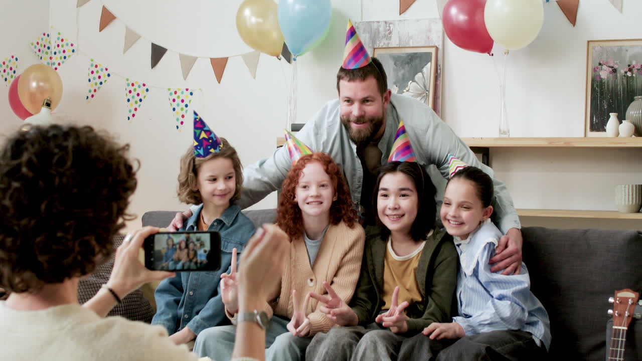 생일을 축하하는 사람들