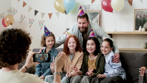 personas celebrando cumpleaños