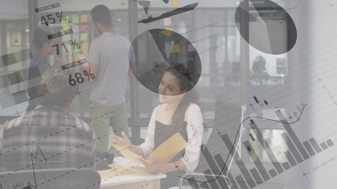 다양한 동료들이 작업에 대해 논의하는 데이터 처리 및 다이어그램의 애니메이션