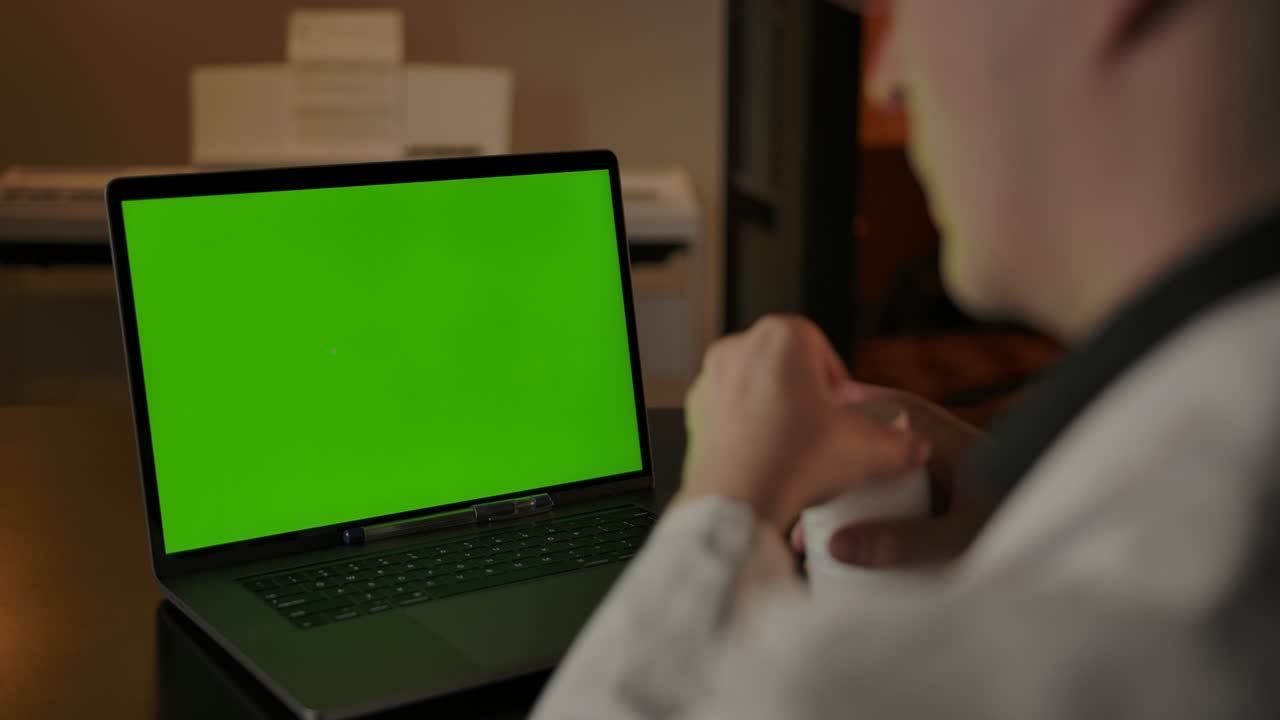 un médico caucásico recomienda pastillas a un paciente a través de una llamada en línea.