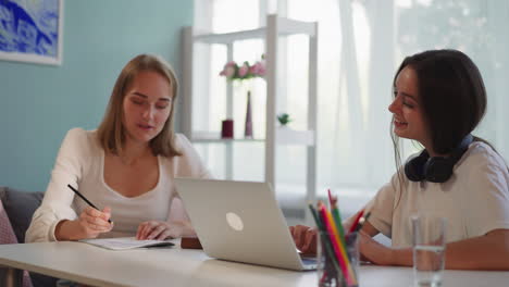 Las-Mujeres-Jóvenes-Se-Preparan-Juntas-Para-El-Examen-En-La-Universidad