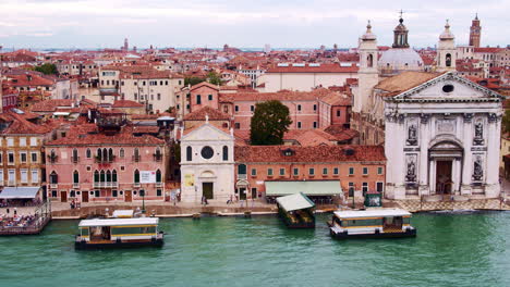 Toma-Aérea-De-Dorsoduro,-Venecia,-Italia,-Costa,-Con-Santa-María-Del-Rosario.