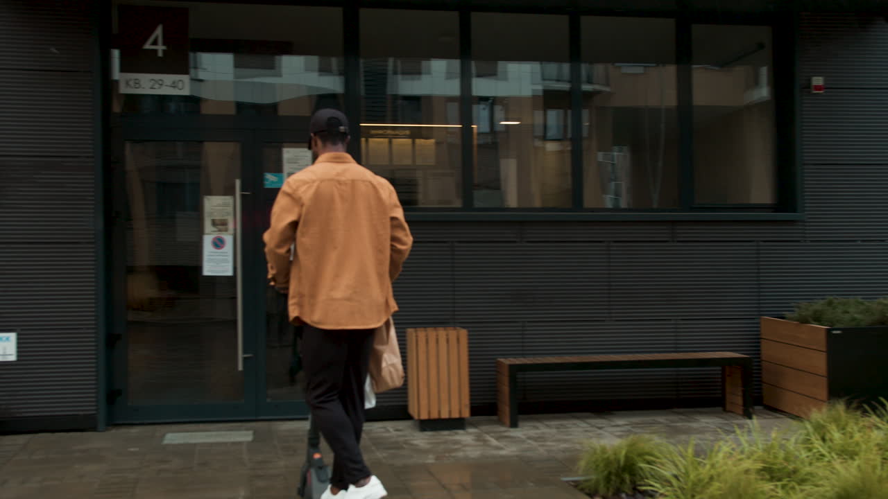 스쿠터 를 타고 가는 택배인