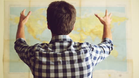 el joven planea conquistar el mundo.