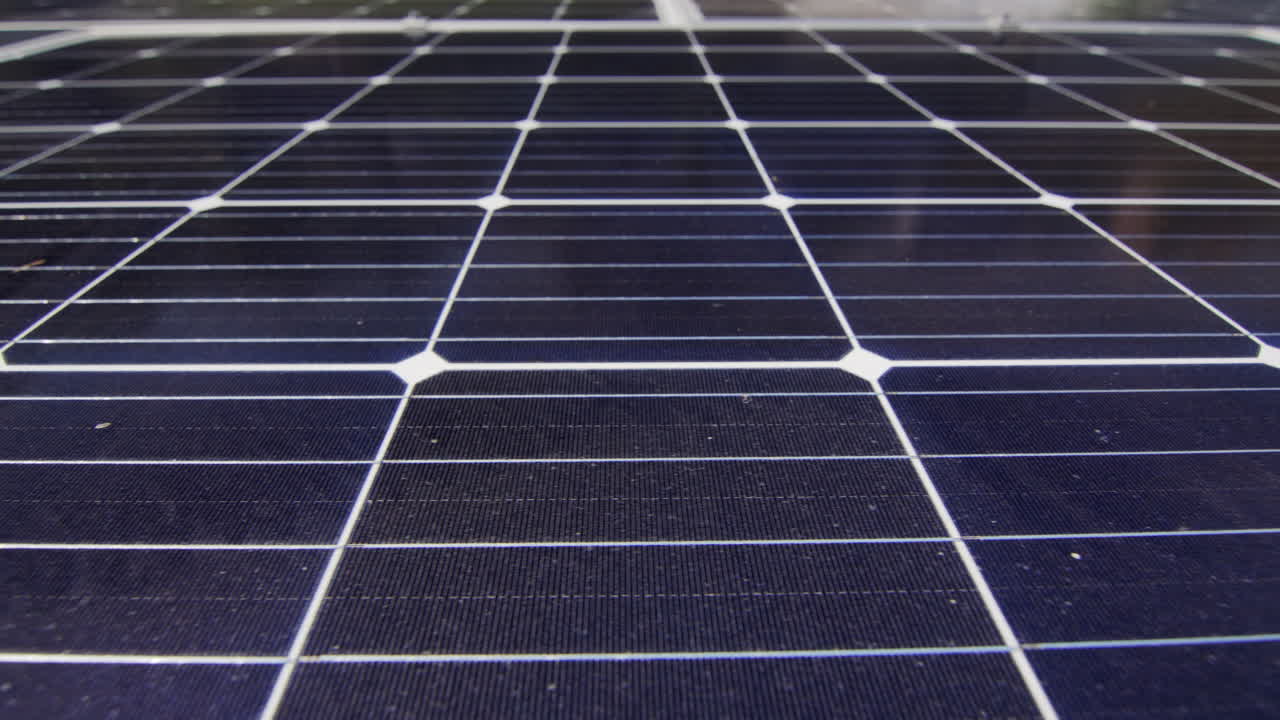 모노크리스탈린 태양 패널의 표면. 슬라이더 4k  ⁇