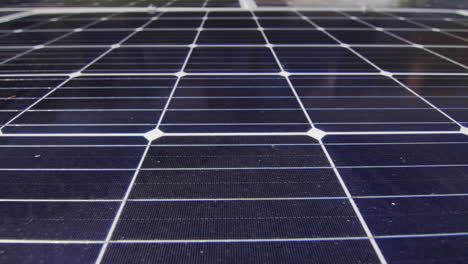la superficie de un panel solar monocristalino. disparo deslizante 4k