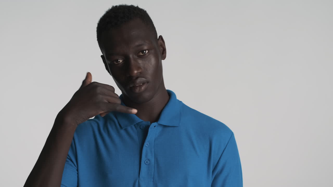 Uomo afroamericano su sfondo grigio.