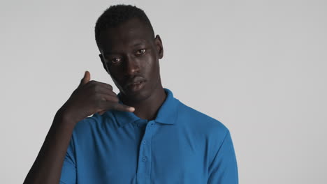 un hombre afroamericano con un fondo gris.