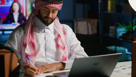 empresario en casa escribiendo notas