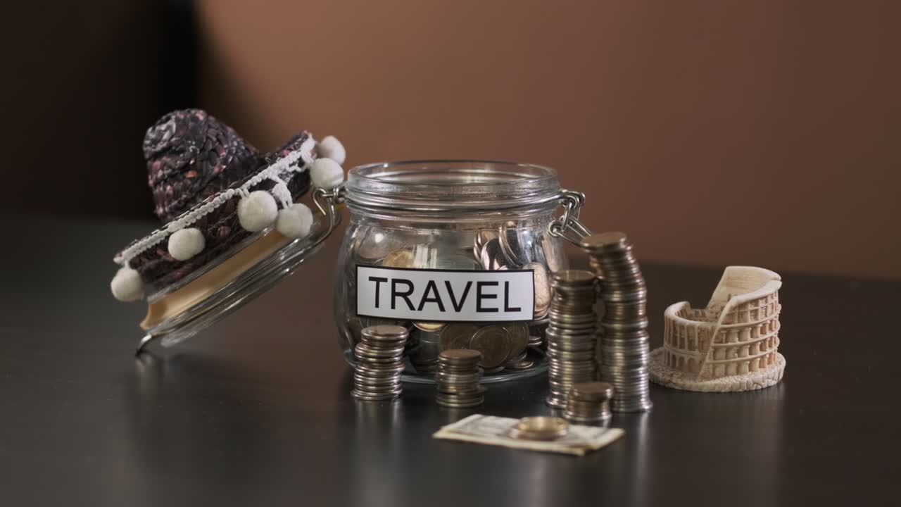 hombre pone monedas en el vidrio con inscripción viaje