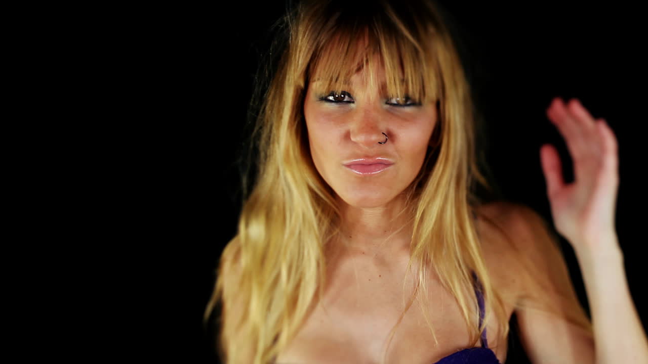 mujer bailando sola 28