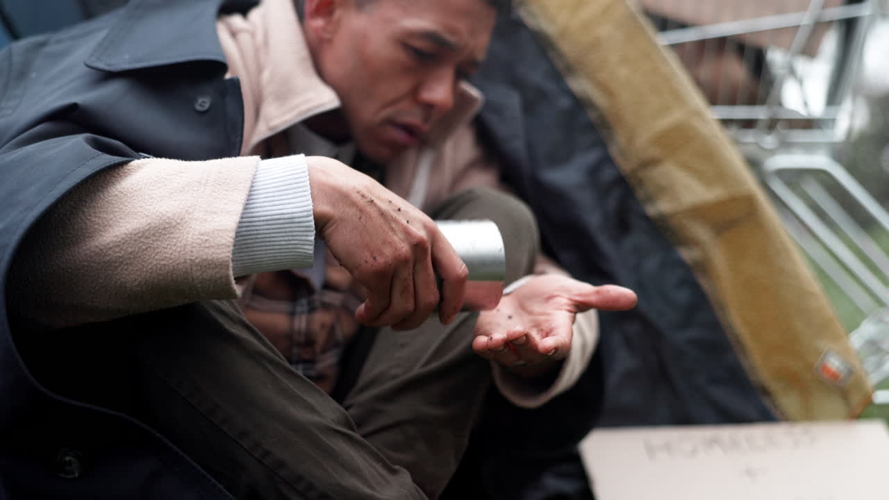 бездомный человек просит еды.