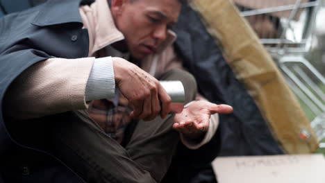 hombre sin hogar mendigando comida