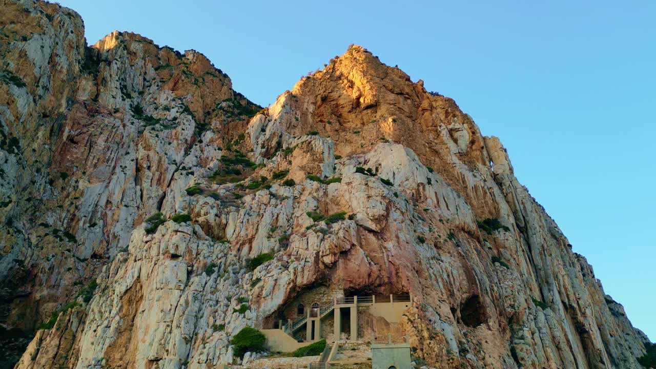 포르토 플라비아 (porto flavia) 항구는 이탈리아 사르데니아 남부의 마수아 (masua) 의 네비다 (nebida) 근처에 위치해 있다.