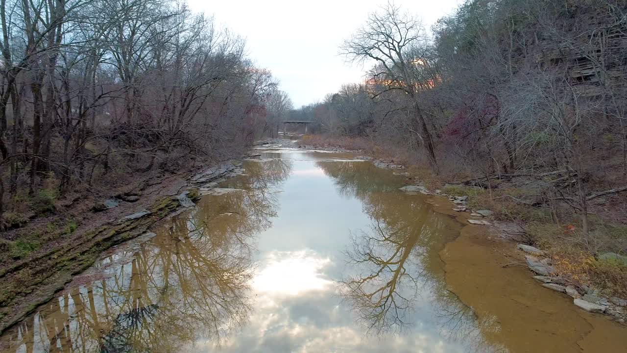 antena sobre cedar creek en monterey kentucky con hermosos reflejos irreales al atardecer en otoño