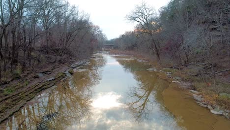 Luftaufnahme-über-Cedar-Creek-In-Monterey,-Kentucky-Mit-Wunderschönen-Unwirklichen-Reflexionen-Bei-Sonnenuntergang-Im-Herbst