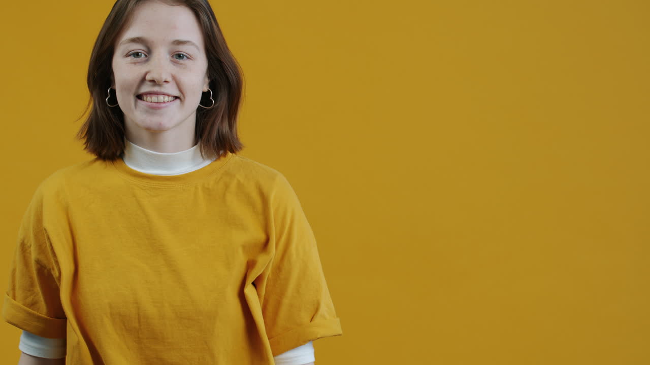 mujer señalando a la derecha