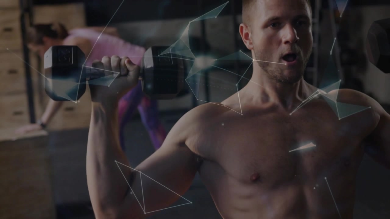 Video verticale: Uomo a torso nudo che inizia la panca con manubri in palestra, globo olografico che traccia lo sforzo