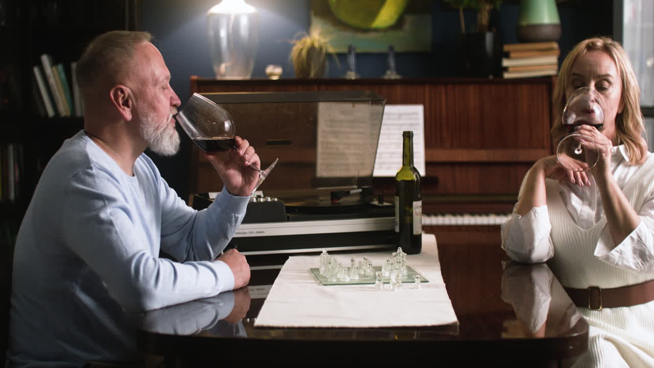 부부가 집에서 토스트를 하고 있습니다.