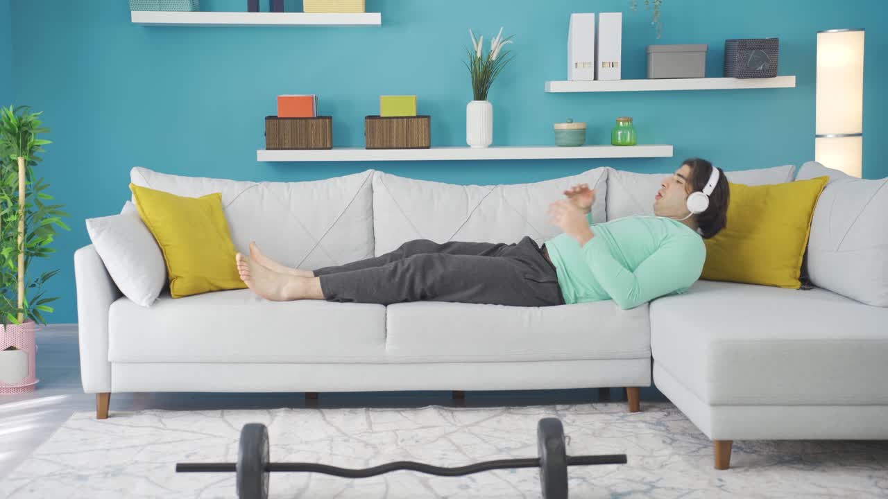 과체중 남자는 앉아있을 때 행복합니다. 재미있는 스포츠 비디오.