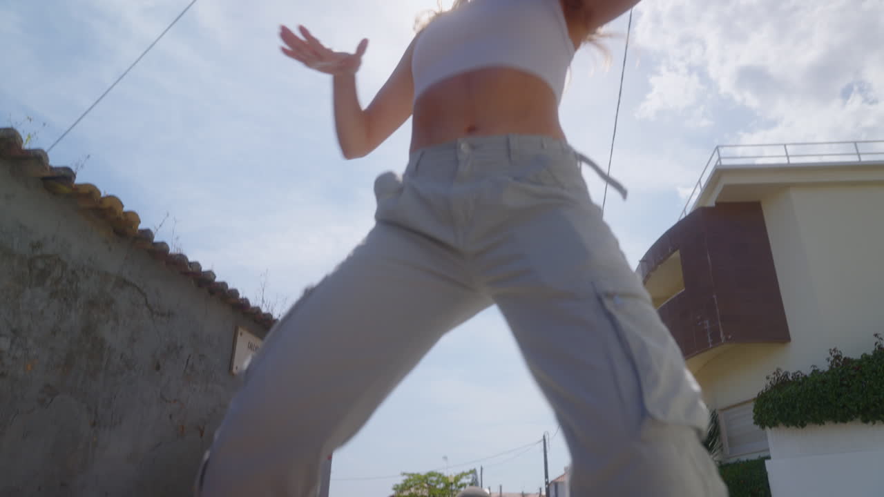 Giovane donna che balla in città