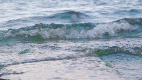primer plano extremo del flujo de agua sobre una roca