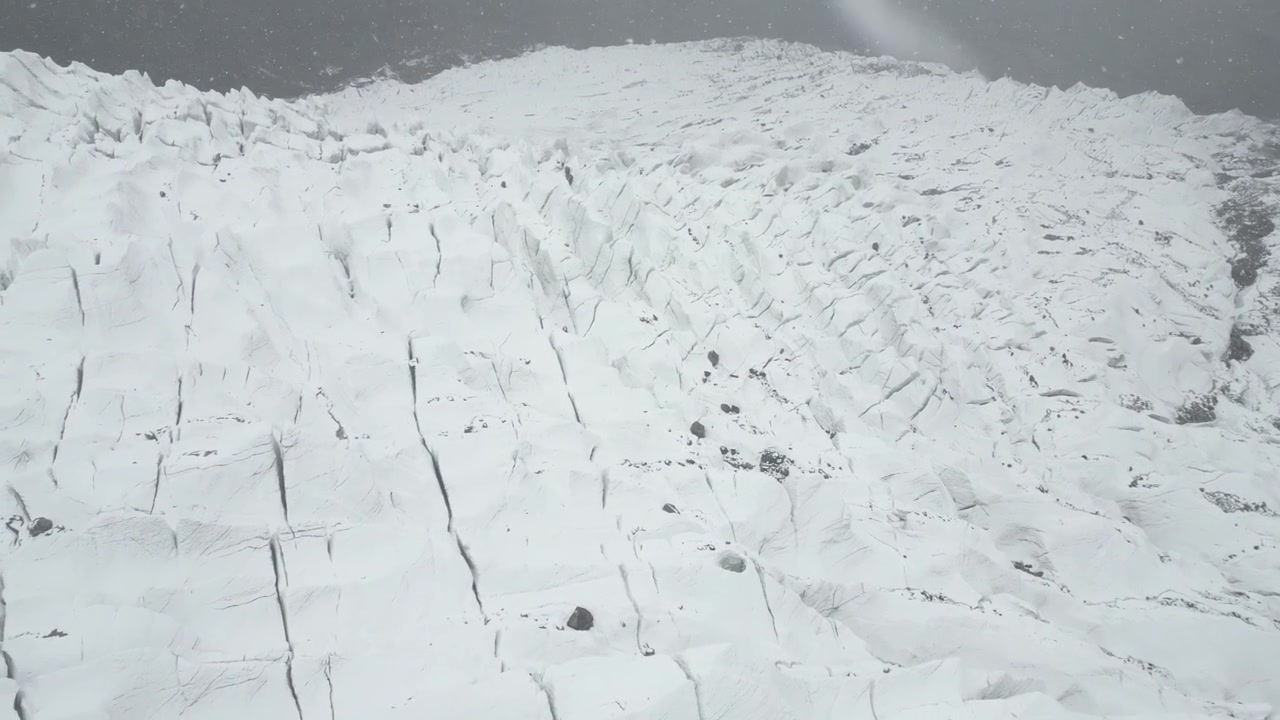 Ripresa con drone sui vasti campi di ghiaccio profondamente crepacciati del ghiacciaio Passu Cones in Pakistan