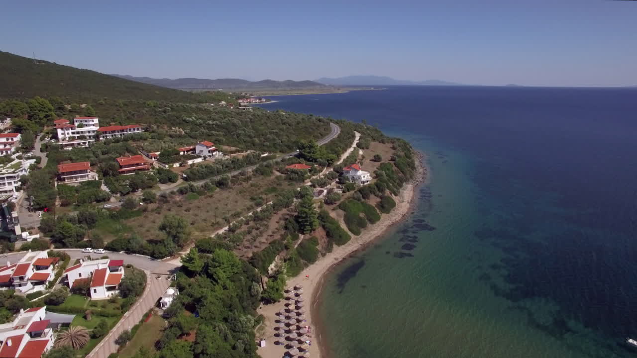 volando sobre las cabañas de mar y el complejo en la costa de trikorfo playa grecia