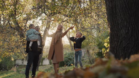 Familia-Con-Dos-Niños-Se-Divierten-En-El-Parque-De-Otoño