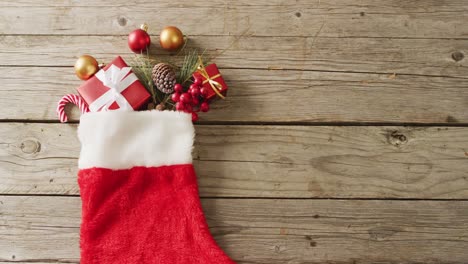 video de regalos de navidad en medias de navidad y espacio de copia en fondo de madera
