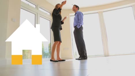 animación del icono de la casa llenándose de amarillo sobre el hombre y la mujer agente inmobiliario en la casa