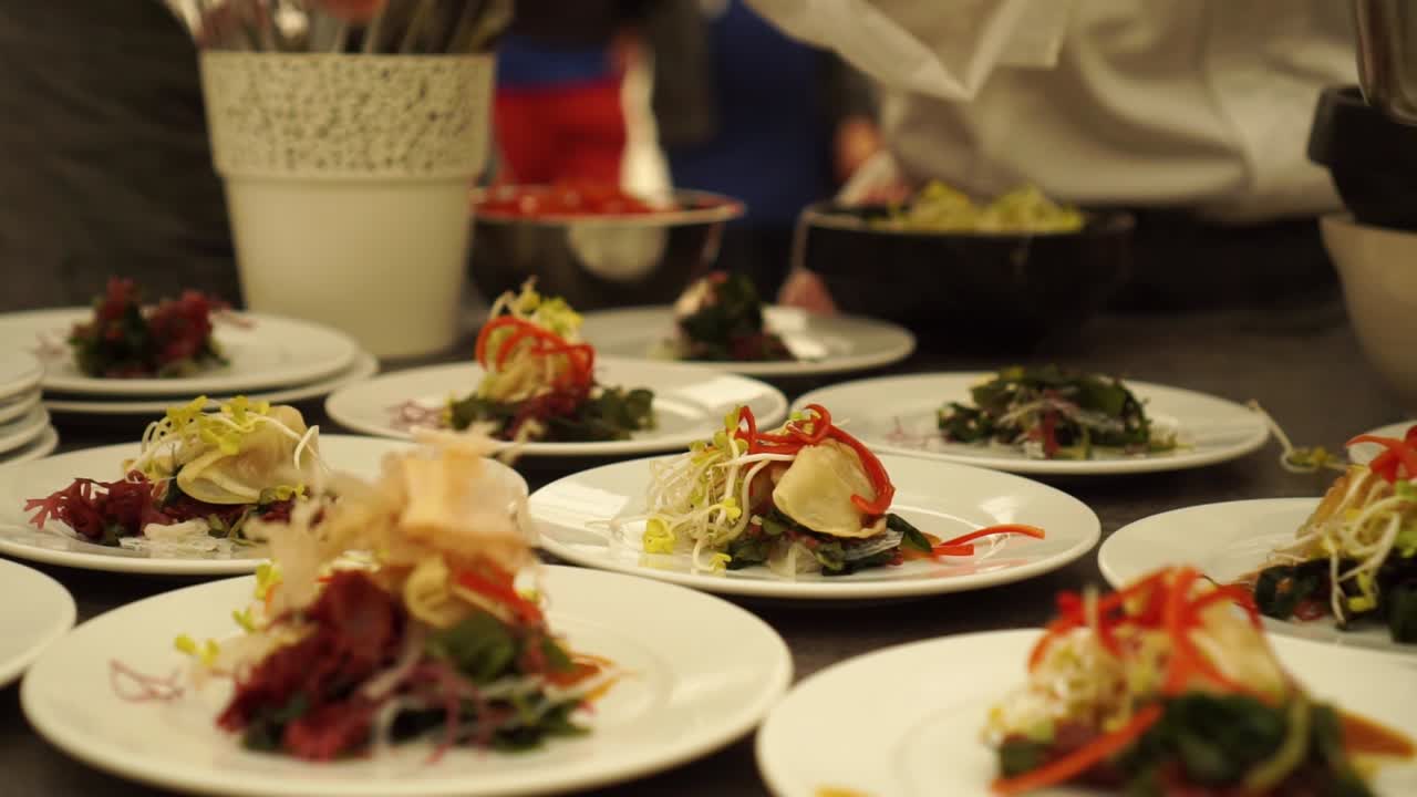 slowmo - 음식 축제에서 교자 janapese 중국 만두를 요리하는 요리사