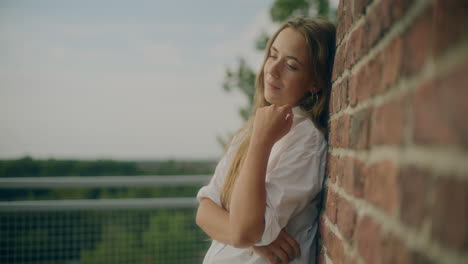 Retrato-De-Mujer-Pensativa-Positiva