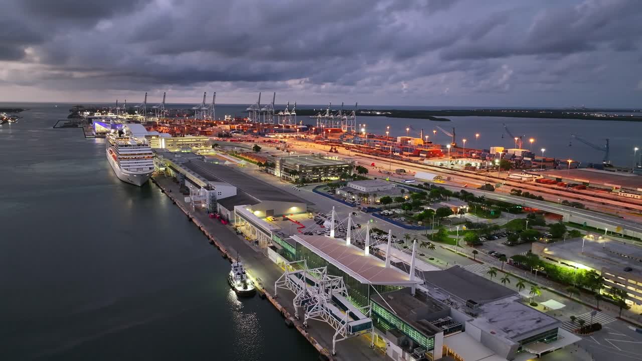 Pelabuhan industri dan umum Miami dengan derek dan kontainer saat senja