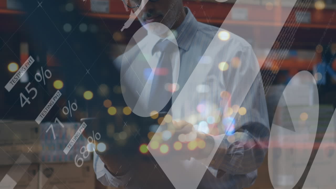 animación del procesamiento de datos sobre un hombre de negocios que usa una tableta en un centro de envío