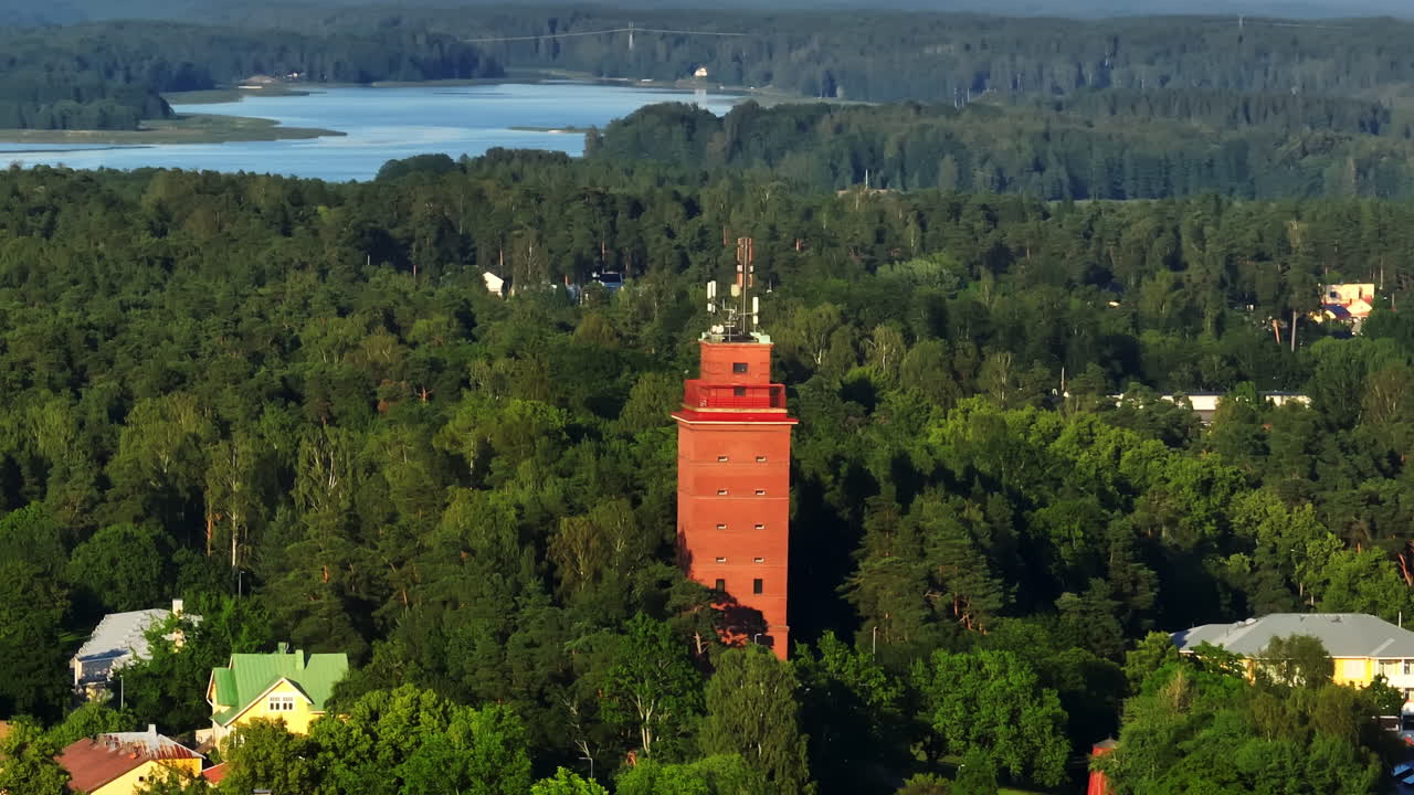 Ripresa panoramica con drone intorno alla torre dell'acqua a Tammisaari, una sera d'estate in Finlandia