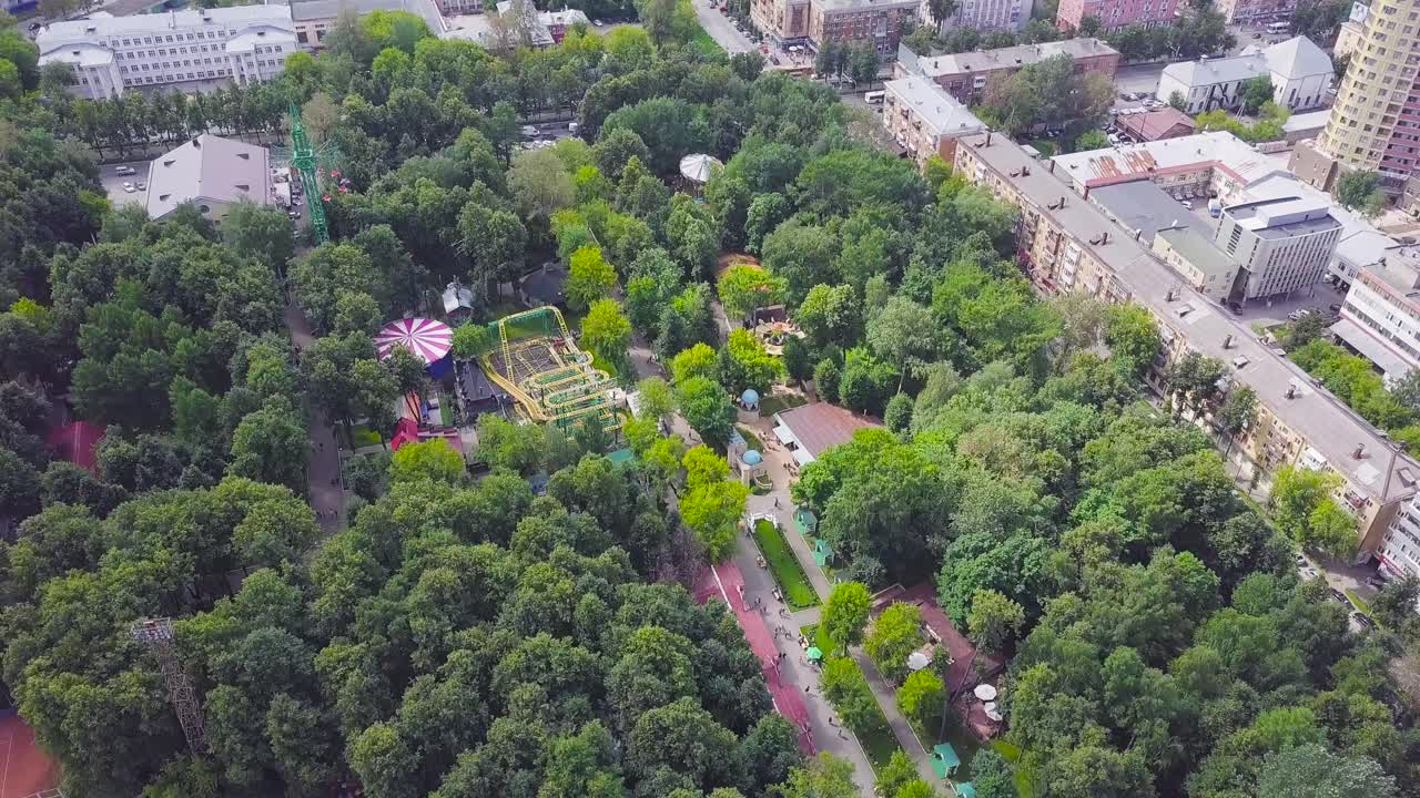 vista aérea de un parque de atracciones en una ciudad