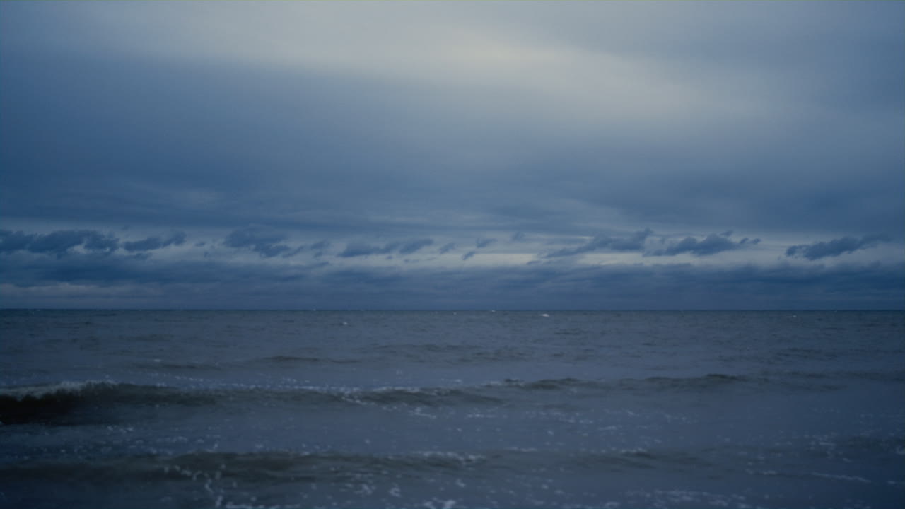 폭풍우가 치는 날씨에 어두운 바다 풍경 배경입니다. 바다 전망의 푸른 자연 장면