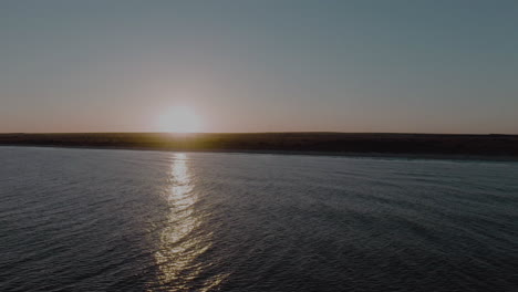 Tracking-Drohne-Geschossen,-Fliegt-über-Das-Meer,-Mit-Der-Sonne-Direkt-über-Der-Horizontlinie,-Ruhiger-Tag