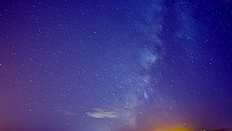 旋轉的星星在夜空和飛翔的雲在大自然中,時間延遲拍攝