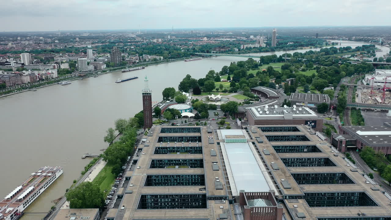 른 시와 라인 강 위를 날아다니는 드론의 공중 촬영