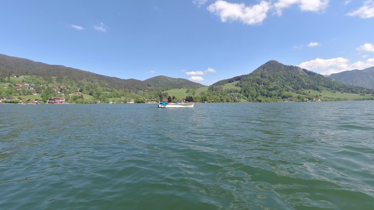 바이에른 뮌헨의 슐리에르제 호수 이 아름다운 호수는 2020년 여름 4k에서 측면에서 보트를 따라 dji osmo 작업을 사용하여 기록되었습니다.