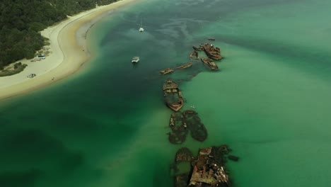 Agua-Clara,-Naufragios-De-Barcos,-Isla-De-Moreton,-Queensland,-Australia,-Sitio-De-Buceo-De-Arrecife-Artificial,-Vista-De-Drones