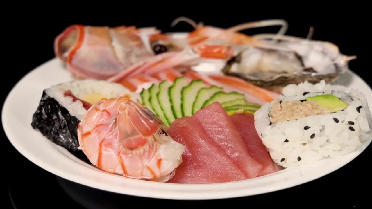 다양한 조각을 전시하는 회전하는 수시 접시