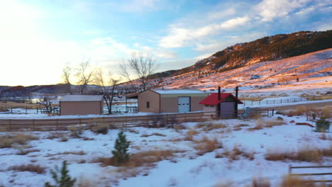 ángulo bajo cubierto de nieve montaña cuento de hadas cabañas de madera dolly justo al amanecer