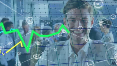 animación de conexiones y procesamiento de datos sobre feliz hombre de negocios caucásico